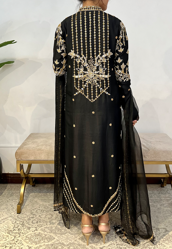 Amalie-with-Dupatta-Image-One