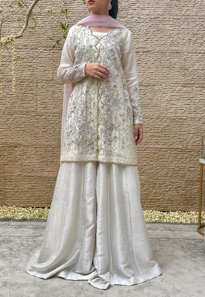 Parisa-with-Dhaka-Pants-and-Dupatta-Featured-Image