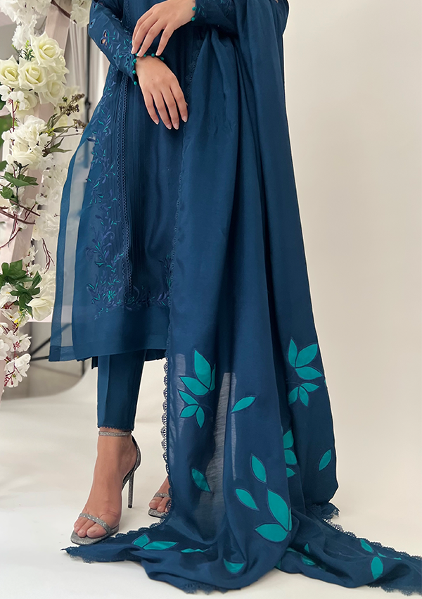 Izla-With-Pants-And-Dupatta-Image-Three
